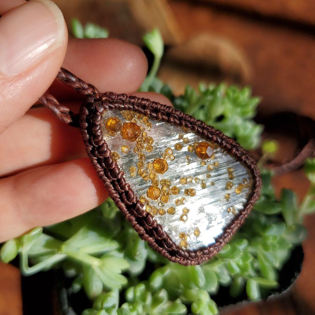 ガーネットの結晶と水晶ペンダント3