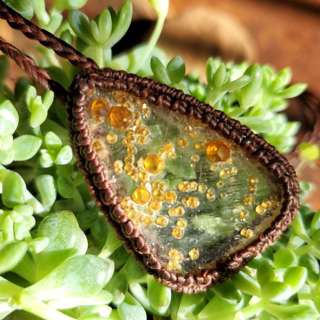 ガーネットの結晶と水晶ペンダント3