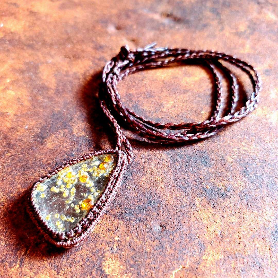 ガーネットの結晶と水晶ペンダント3