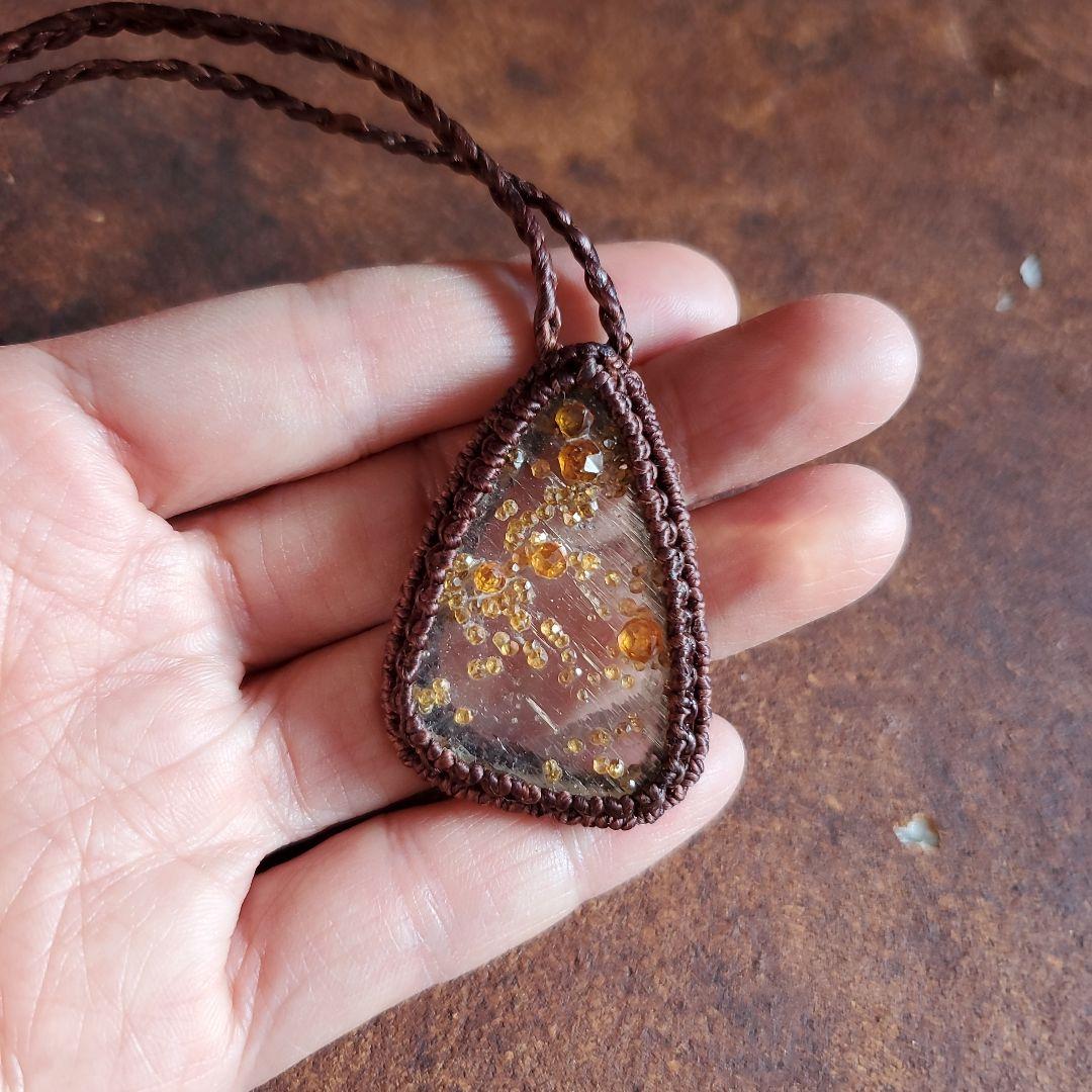 ガーネットの結晶と水晶ペンダント3