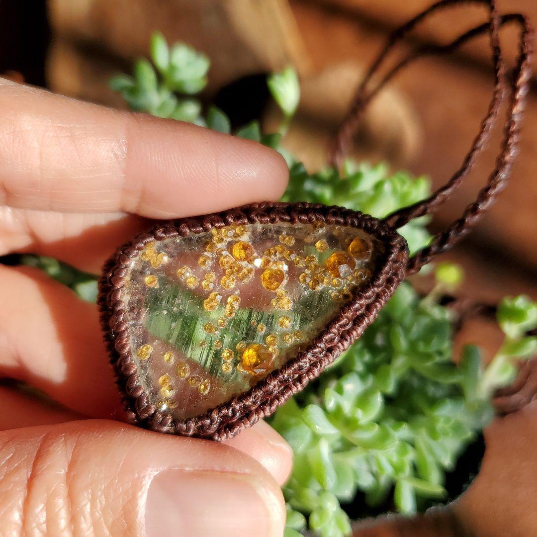 ガーネットの結晶と水晶ペンダント3