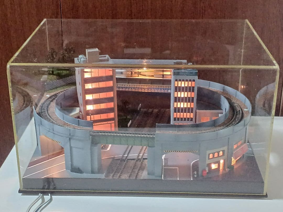 Nゲージ　走行可能・照明付きジオラマ(アクリルカバー付き)