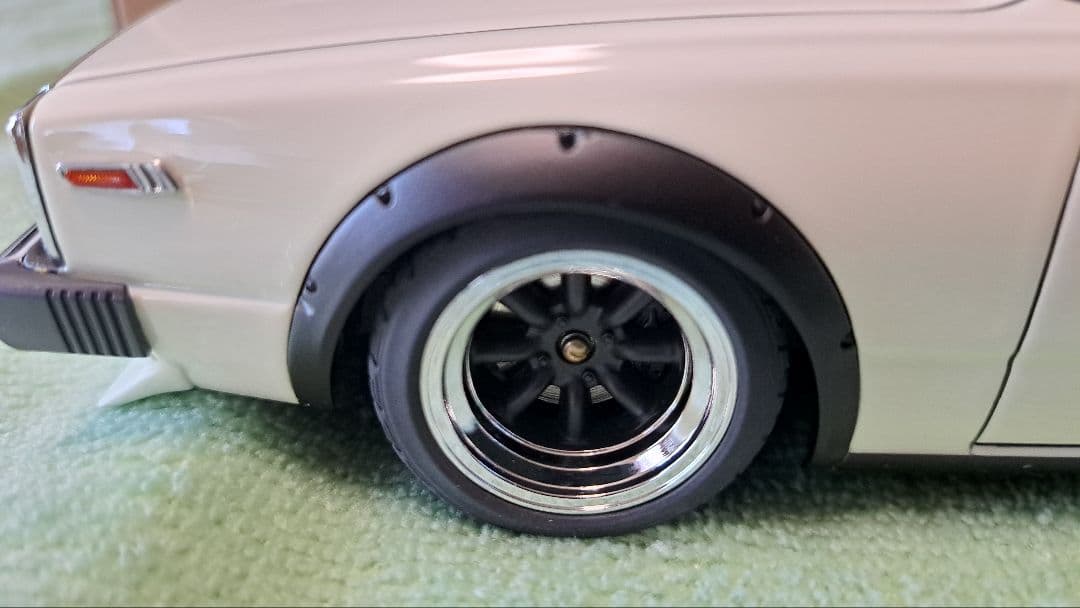SKYLINE JAPAN 2000GTES 1/18 ミニカー エンジン付き