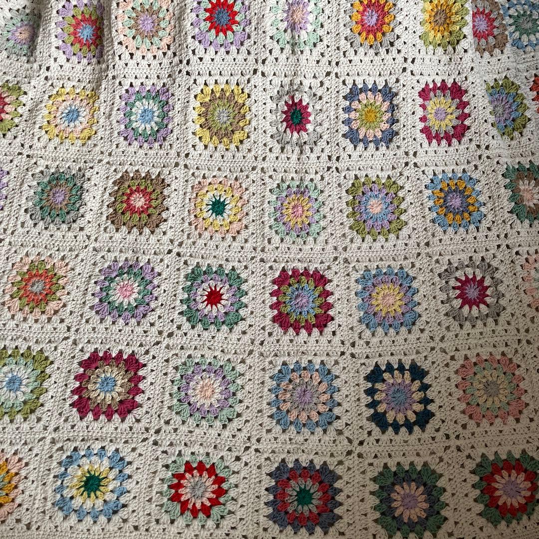 モチーフ編み　グラニースクエア柄マルチカバー　大判サイズ