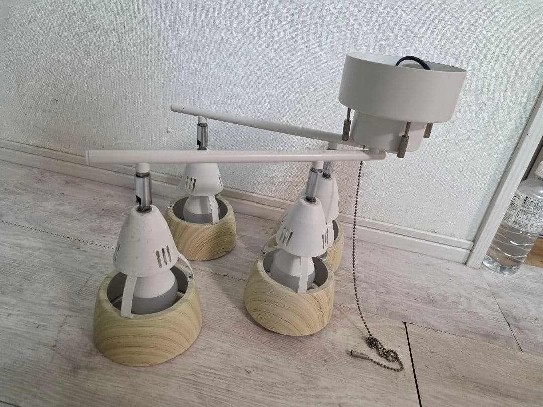 天井照明　LEDシーリングライト 4灯　　スチールに塗装工芸と木目調、北欧風