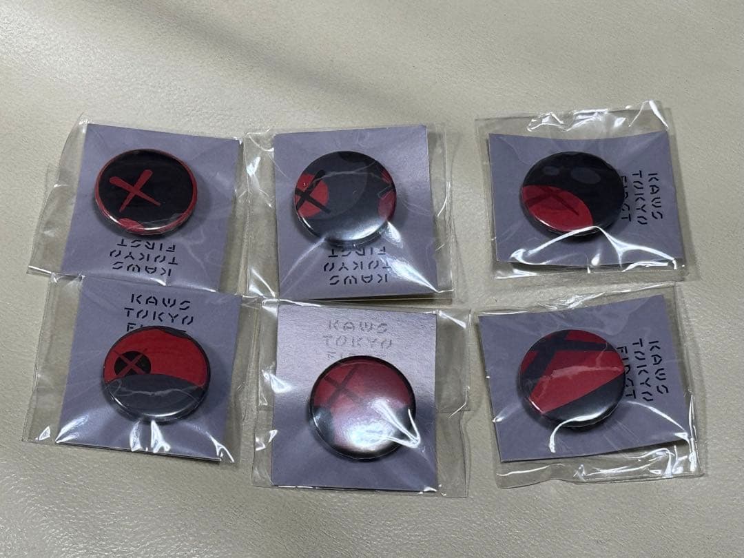 KAWS TOKYO FIRST 缶バッジ 6個セット