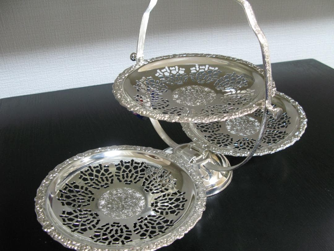 英国 エンボスと透かしのケーキスタンド シルバープレート Queen Anne