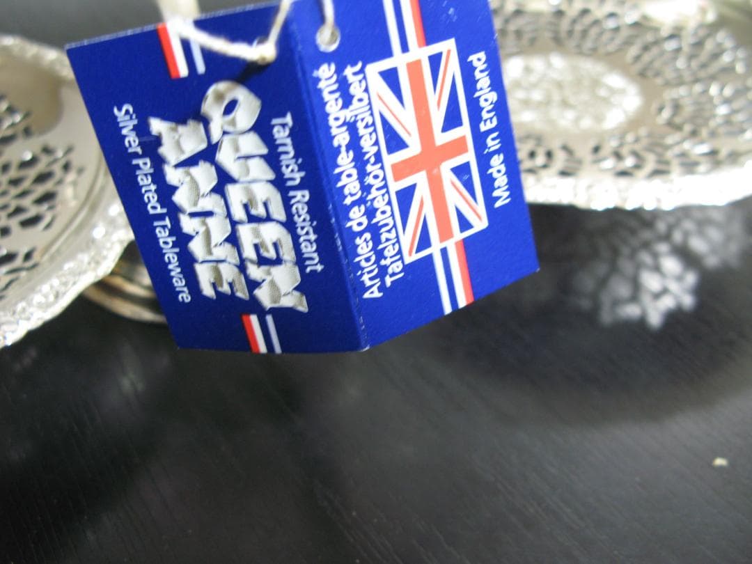 英国 エンボスと透かしのケーキスタンド シルバープレート Queen Anne