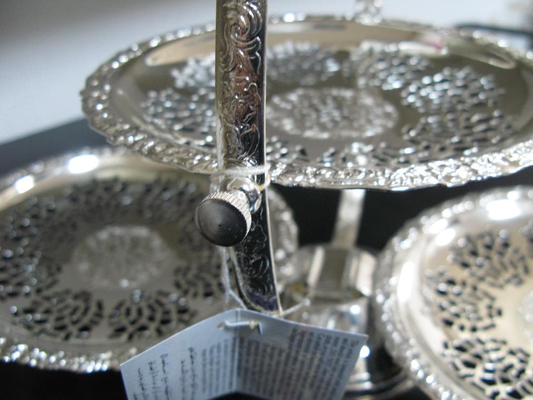 英国 エンボスと透かしのケーキスタンド シルバープレート Queen Anne