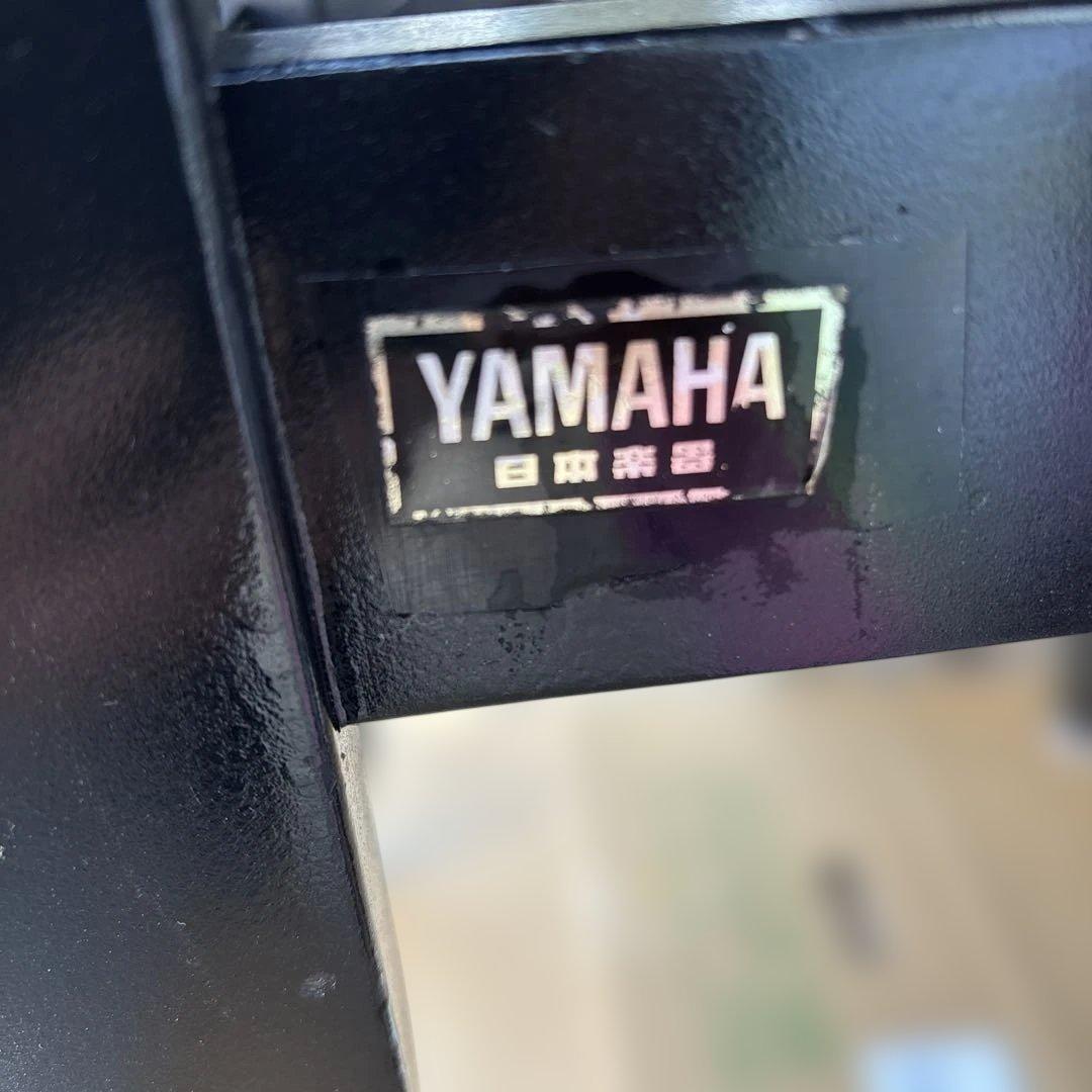 YAMAHA 背もたれ付ピアノ椅子　比較的きれい　足部フェルト付き