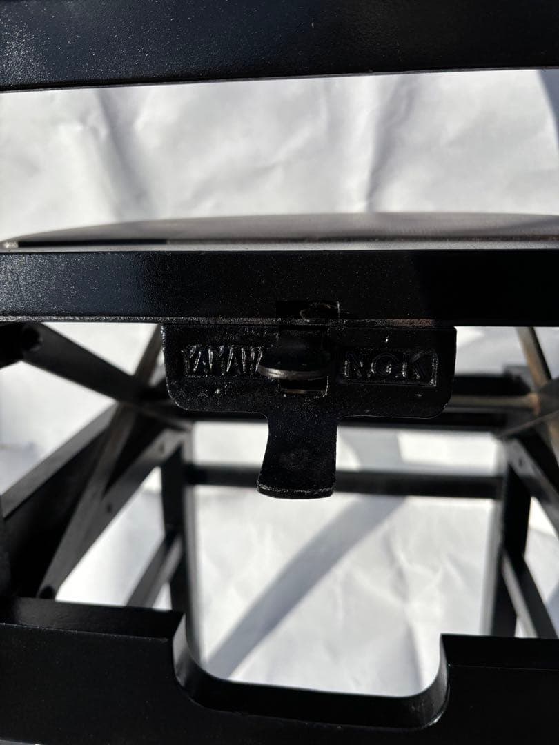 YAMAHA 背もたれ付ピアノ椅子　比較的きれい　足部フェルト付き