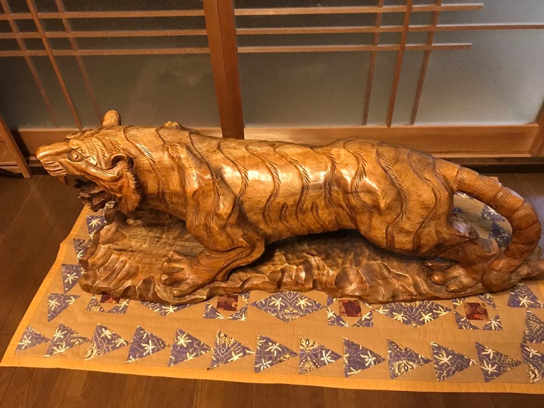 虎の置き物　木彫り　金運　仕事運　一粒万倍日