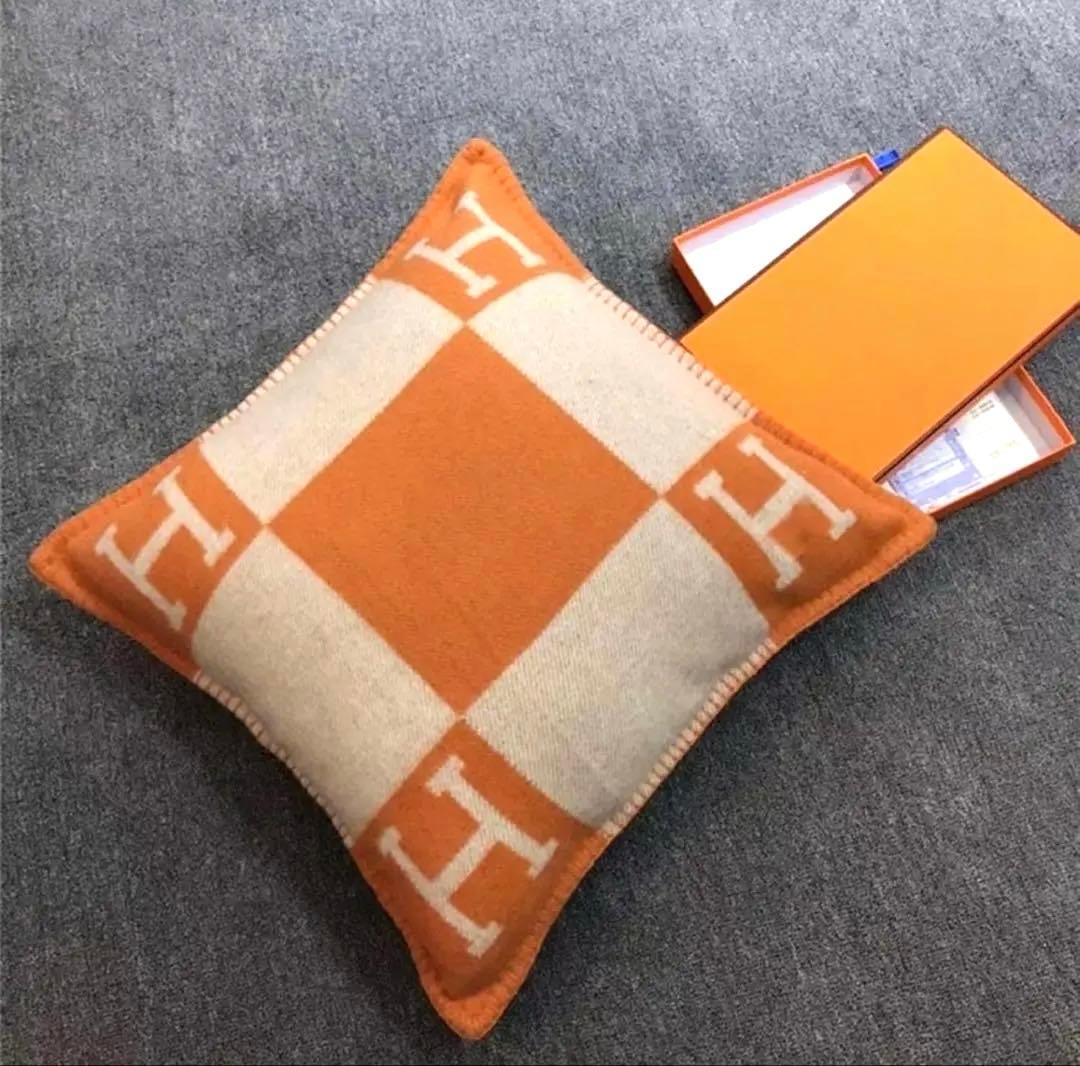 「新品」Hロゴ クッションカバーオレンジ 素材ウール製で高級感溢れる‼️