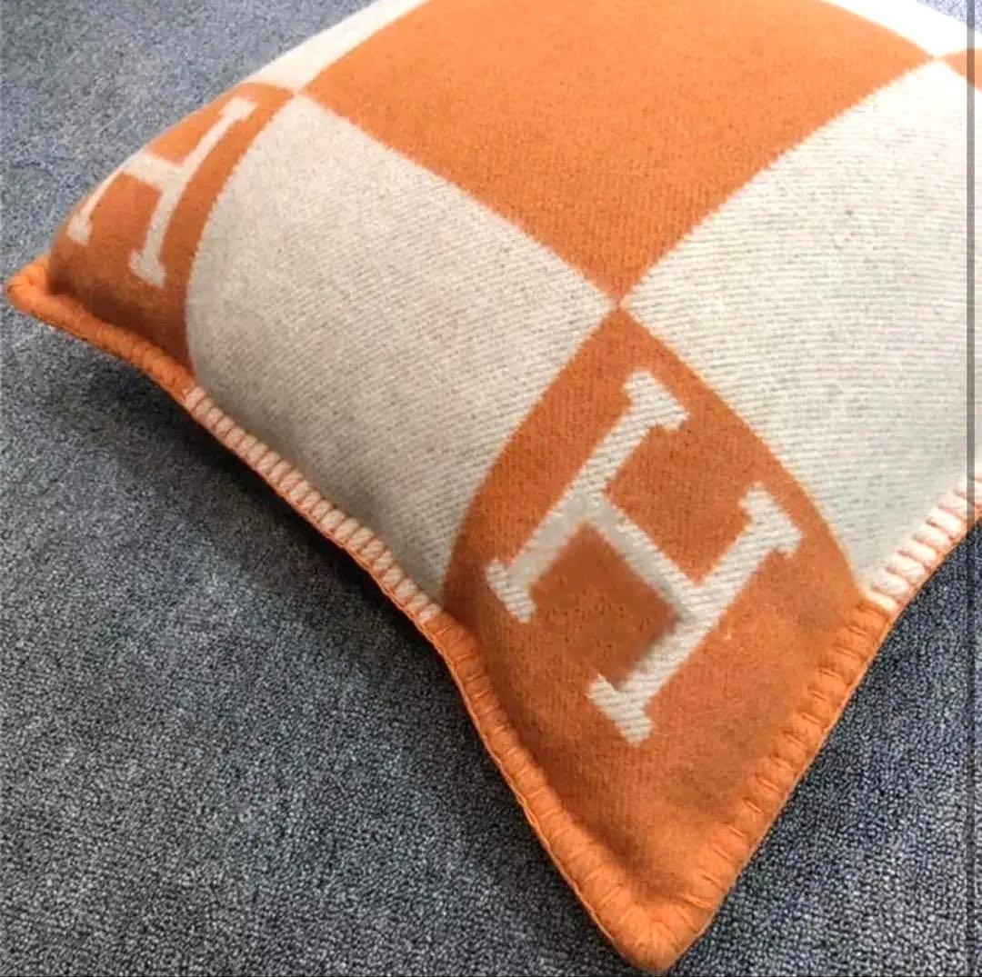 「新品」Hロゴ クッションカバーオレンジ 素材ウール製で高級感溢れる‼️