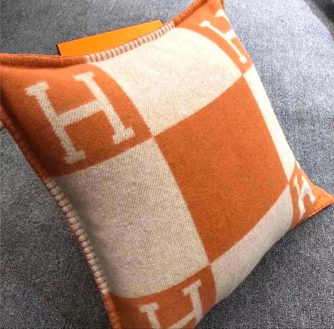 「新品」Hロゴ クッションカバーオレンジ 素材ウール製で高級感溢れる‼️