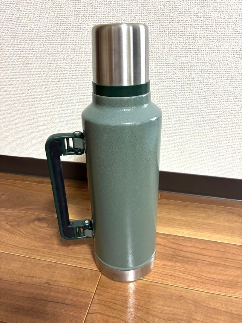 美品　STANLEY クラシック真空ボトル　1.9L ハンマートーングリーン