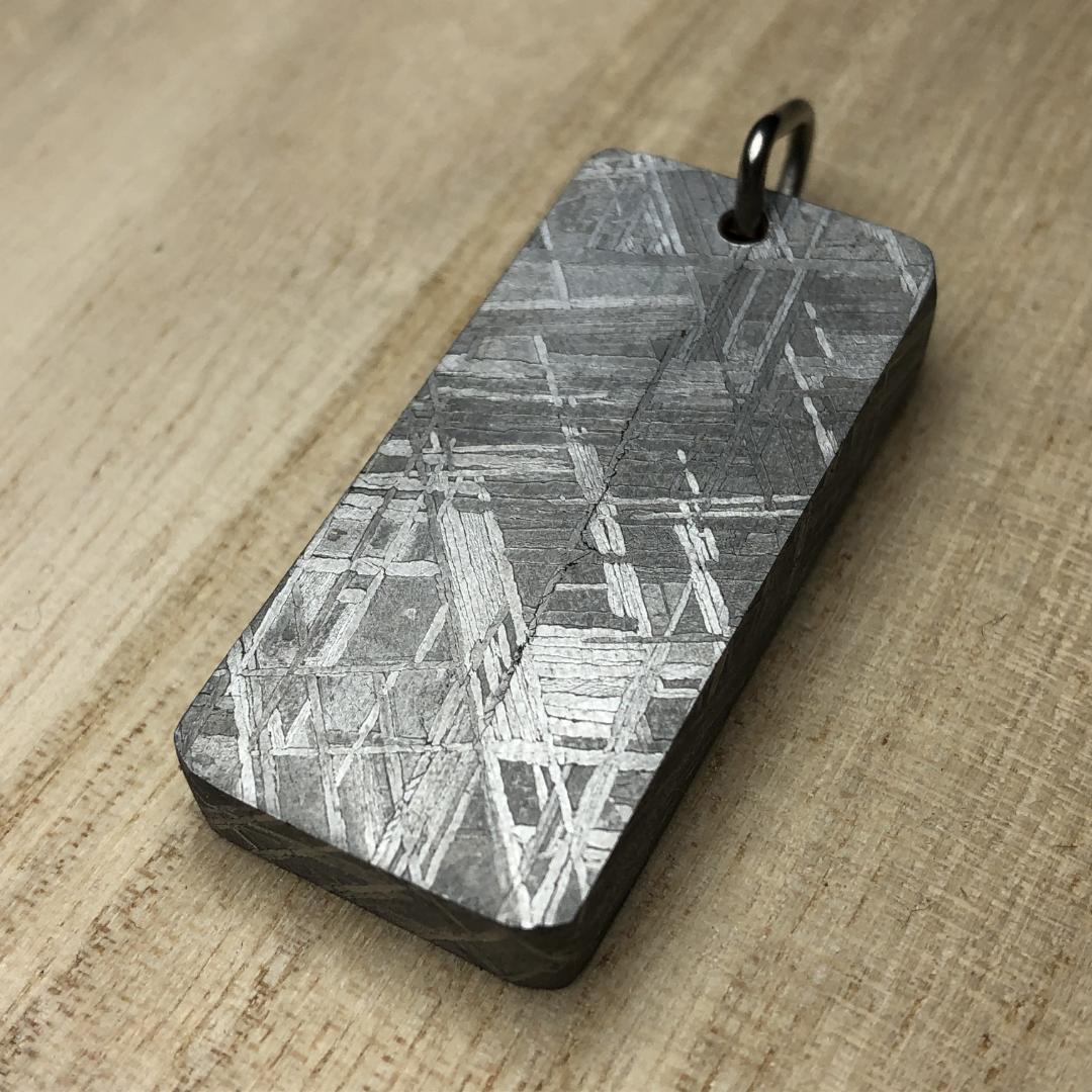 ムオニオナルスタ隕石　鉄隕石 ペンダント ウィドマンシュテッテン構造 希少