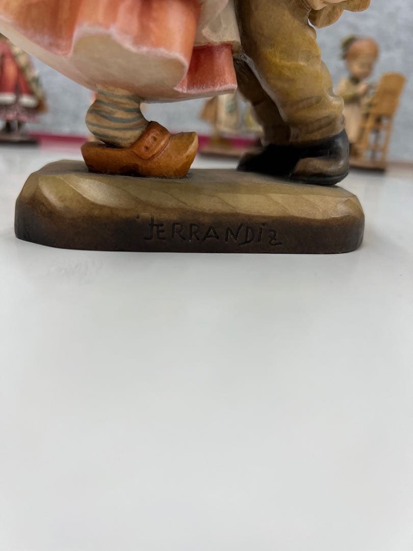 「First Kiss」 ANRI　フェランディス　木彫り人形　19cm