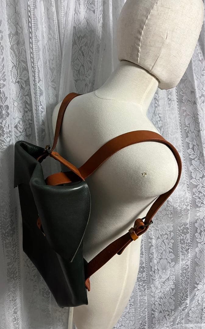 本革　レザーバック　リュック　マグネットボタン　ユニセックス