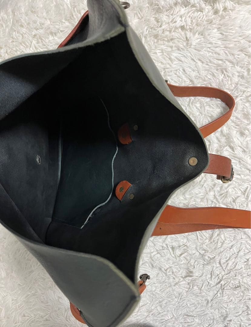 本革　レザーバック　リュック　マグネットボタン　ユニセックス