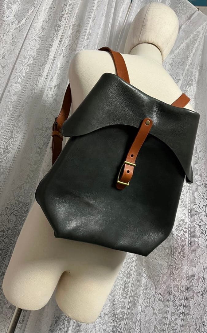 本革　レザーバック　リュック　マグネットボタン　ユニセックス