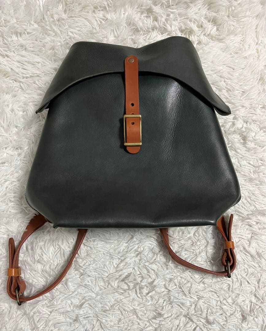 本革　レザーバック　リュック　マグネットボタン　ユニセックス