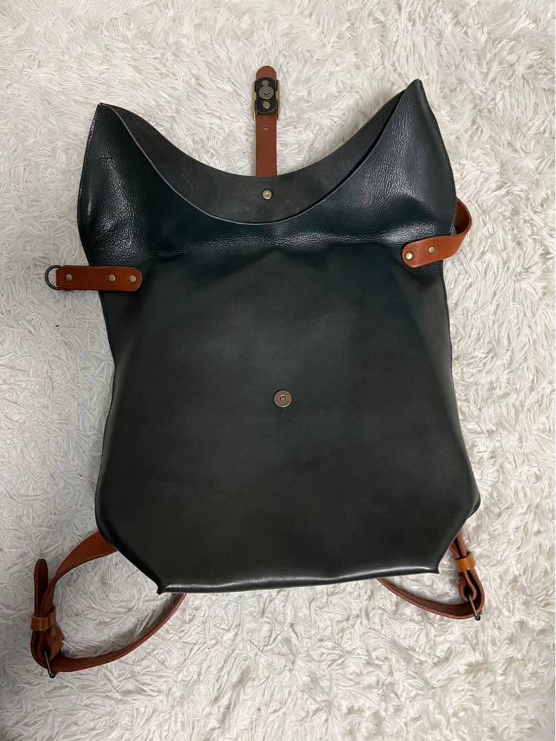 本革　レザーバック　リュック　マグネットボタン　ユニセックス