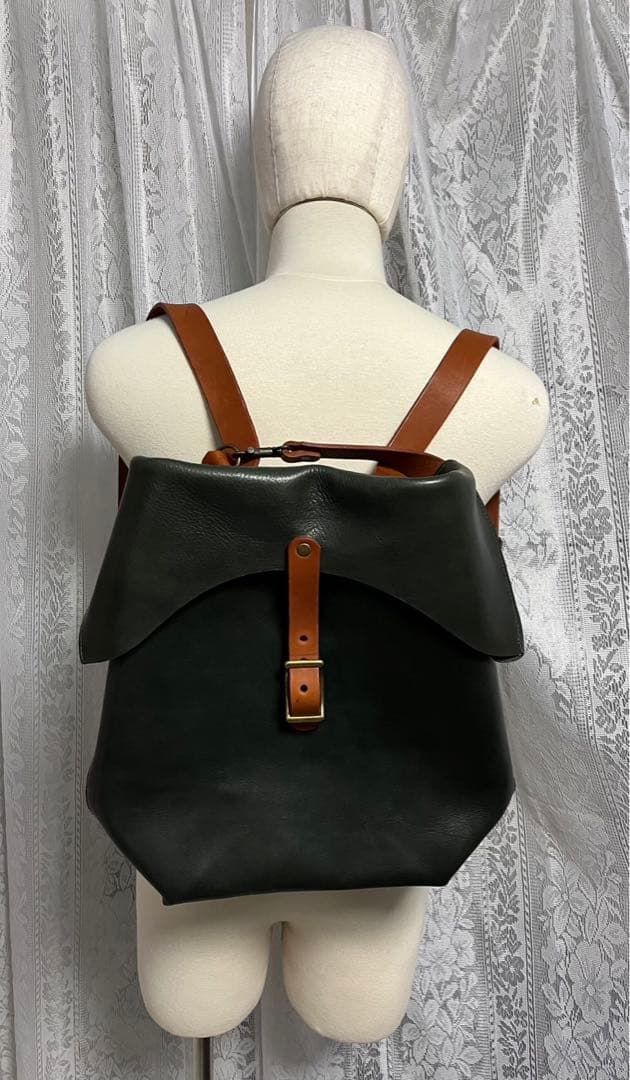 本革　レザーバック　リュック　マグネットボタン　ユニセックス