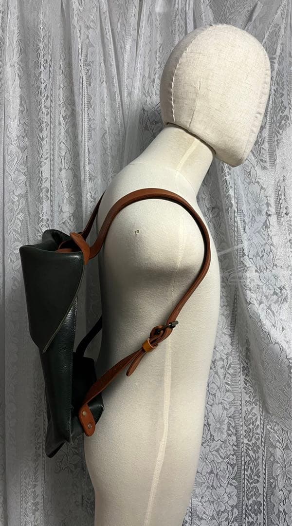 本革　レザーバック　リュック　マグネットボタン　ユニセックス