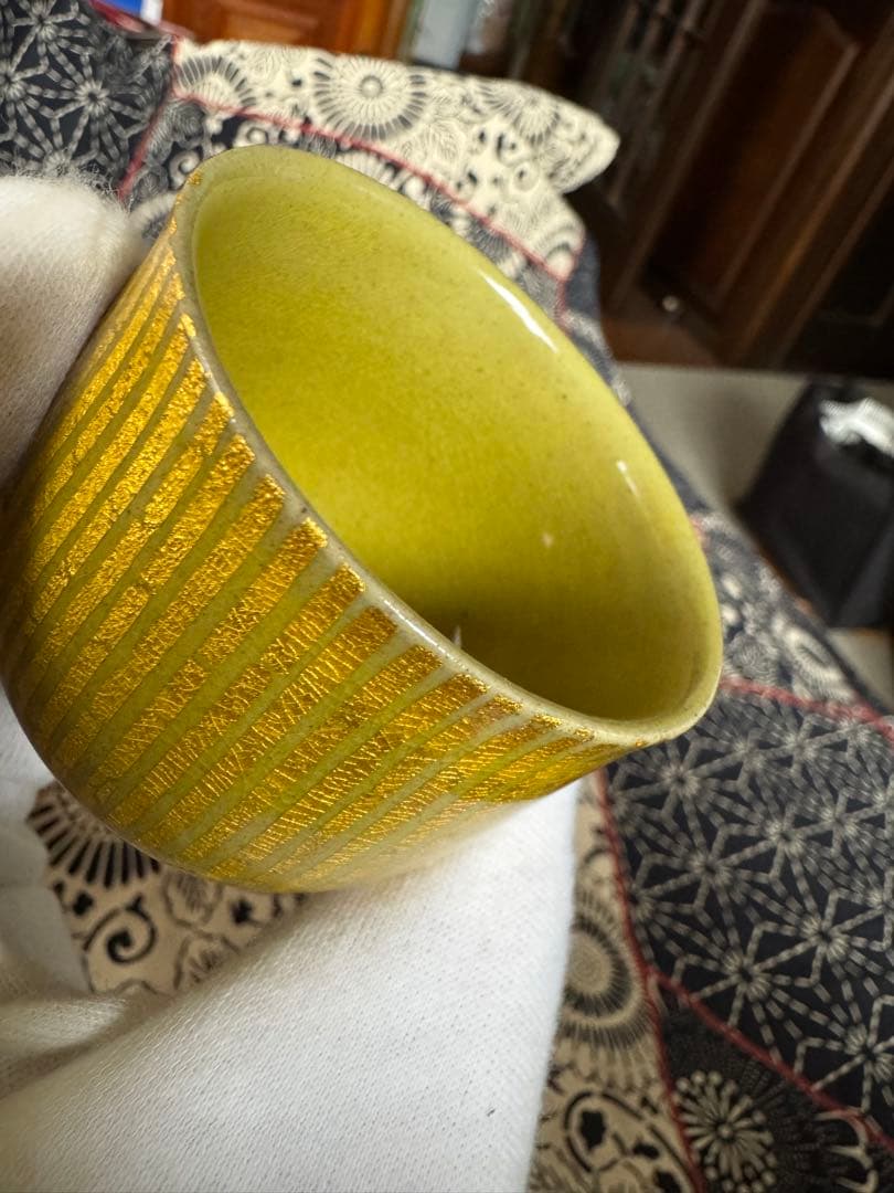 小野珀子　釉裏金彩ぐいのみ