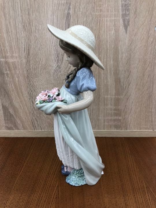 リヤドロ　LLADRO NO.6756 たくさん摘めたよ！