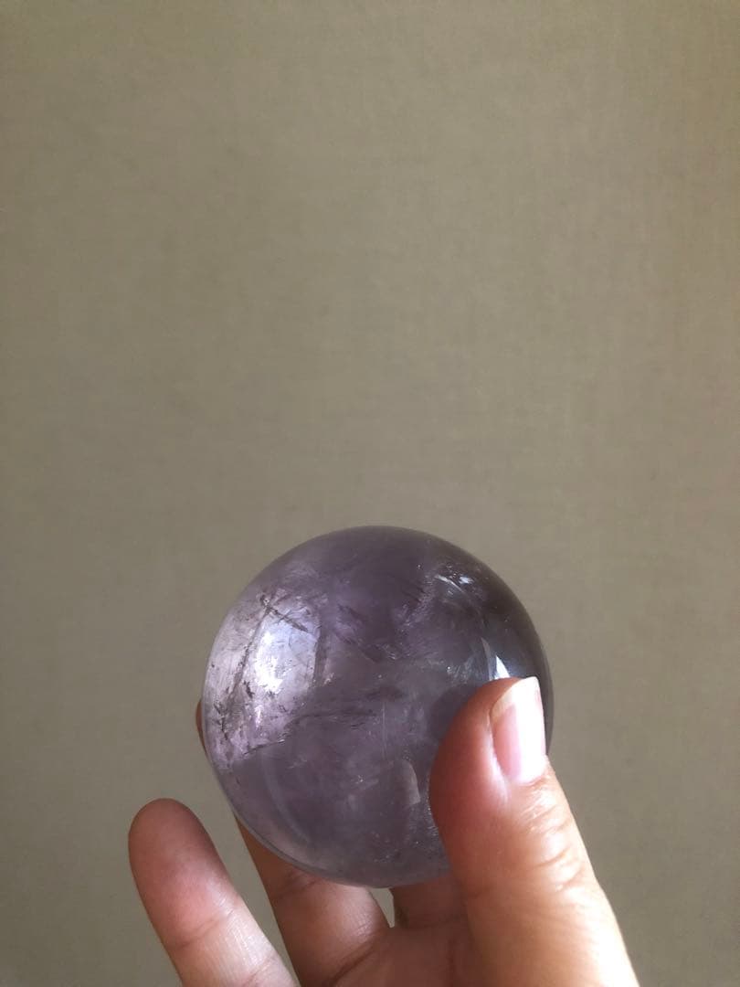 天然石　アメジスト　スフィア　天使の指紋付き　虹あり　約67ミリ　台座つき