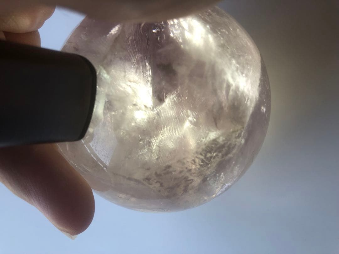 天然石　アメジスト　スフィア　天使の指紋付き　虹あり　約67ミリ　台座つき