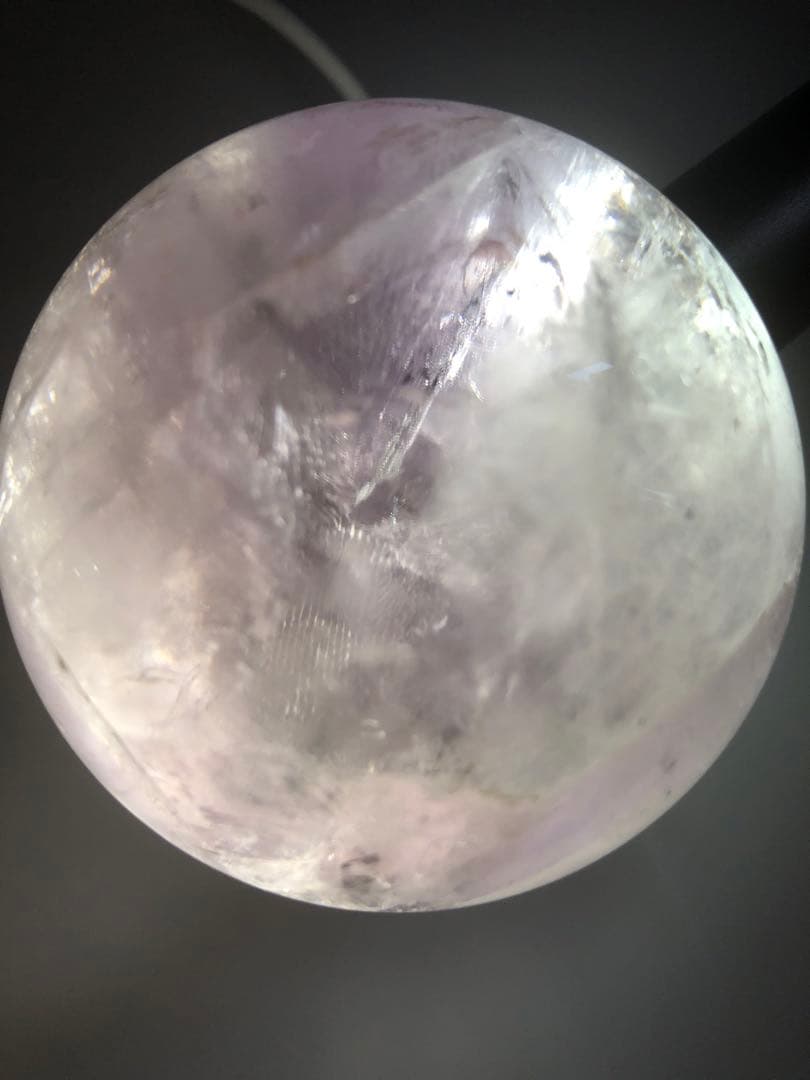 天然石　アメジスト　スフィア　天使の指紋付き　虹あり　約67ミリ　台座つき