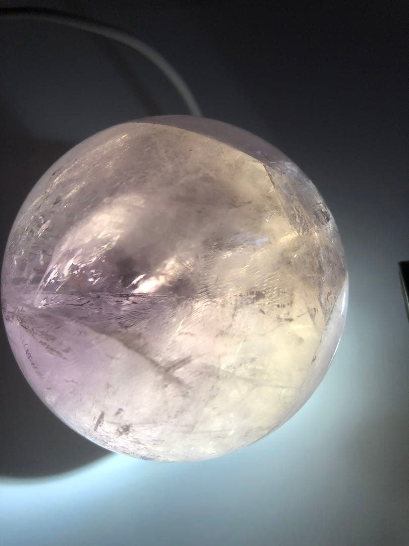 天然石　アメジスト　スフィア　天使の指紋付き　虹あり　約67ミリ　台座つき