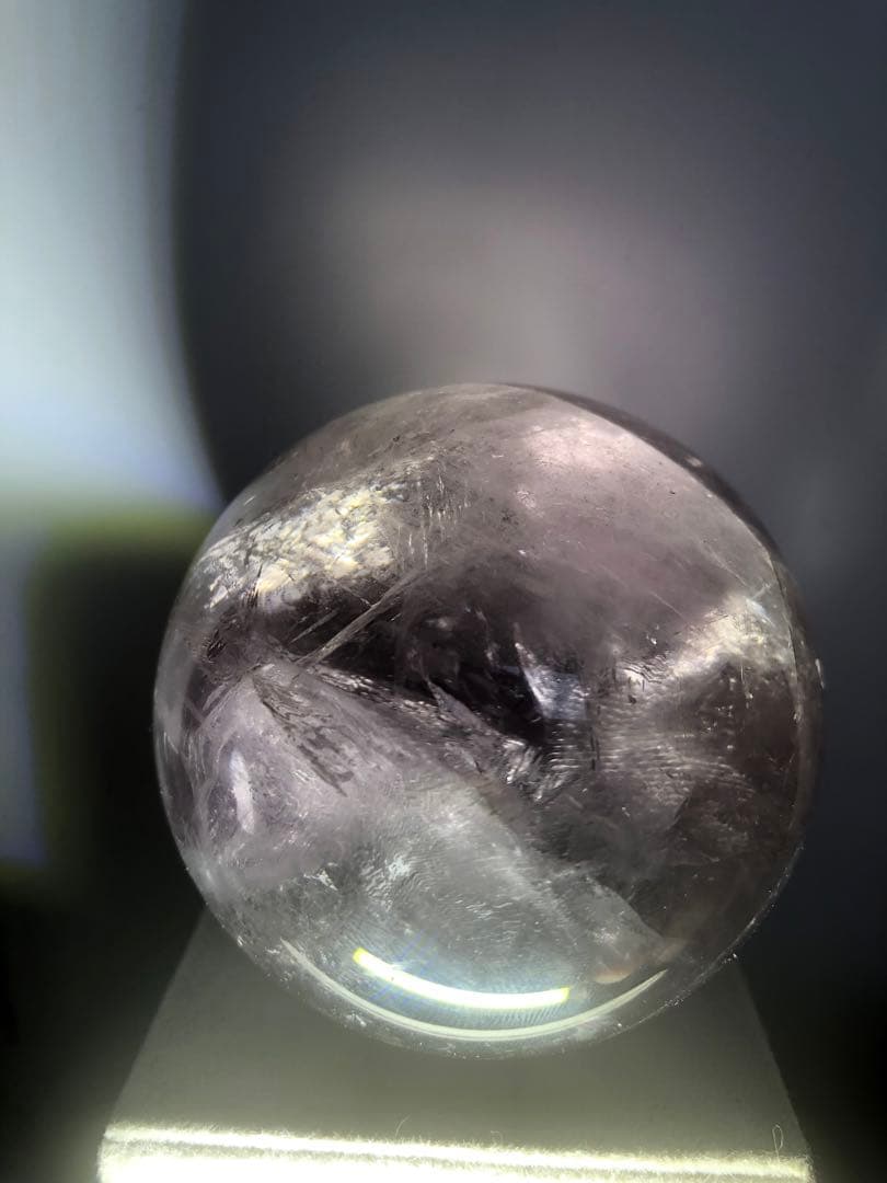 天然石　アメジスト　スフィア　天使の指紋付き　虹あり　約67ミリ　台座つき