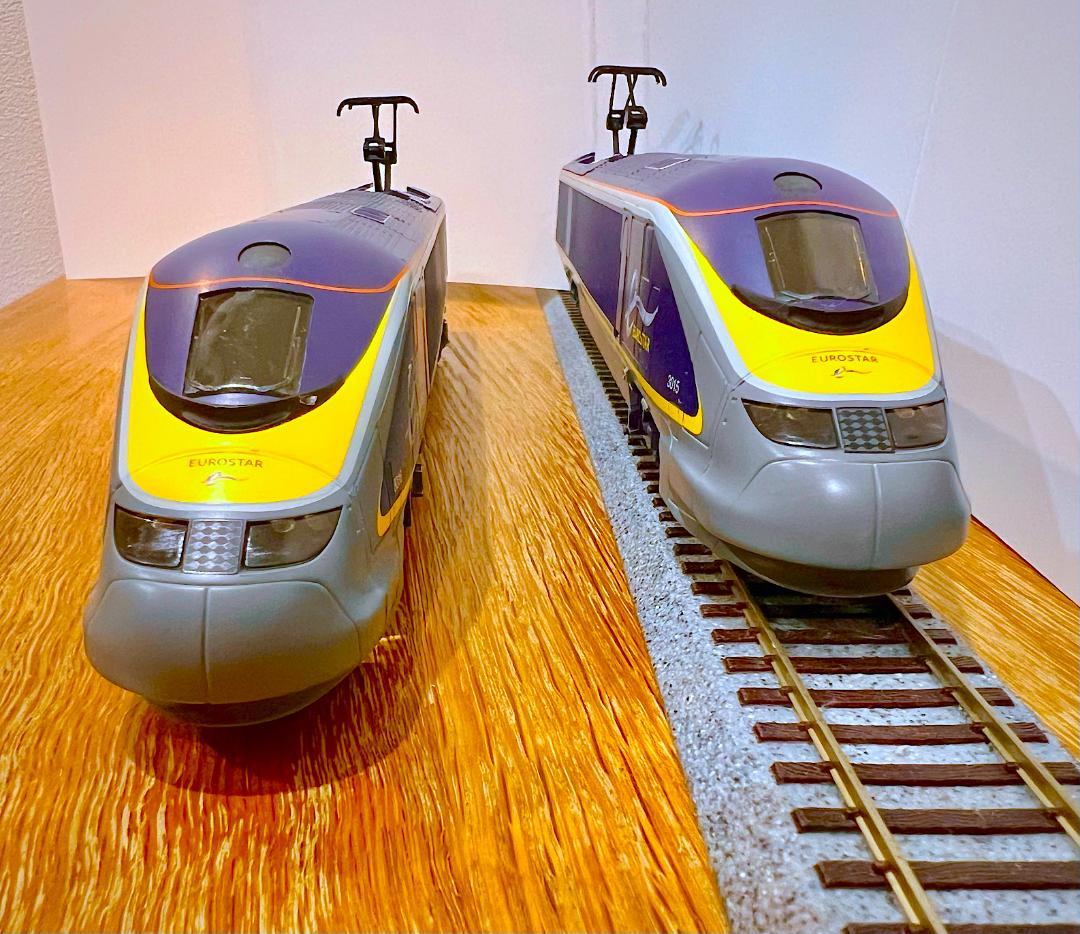 HORNBY ユーロースター (R3215、R4580；OOゲージ）セット