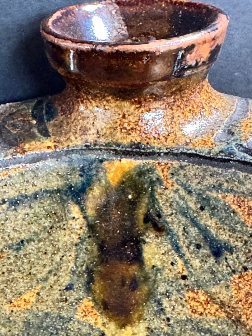 新垣菊さんの傑作、抱瓶　傷なし、欠けなし、躍動感、深い色合いと秞が素晴らしい。