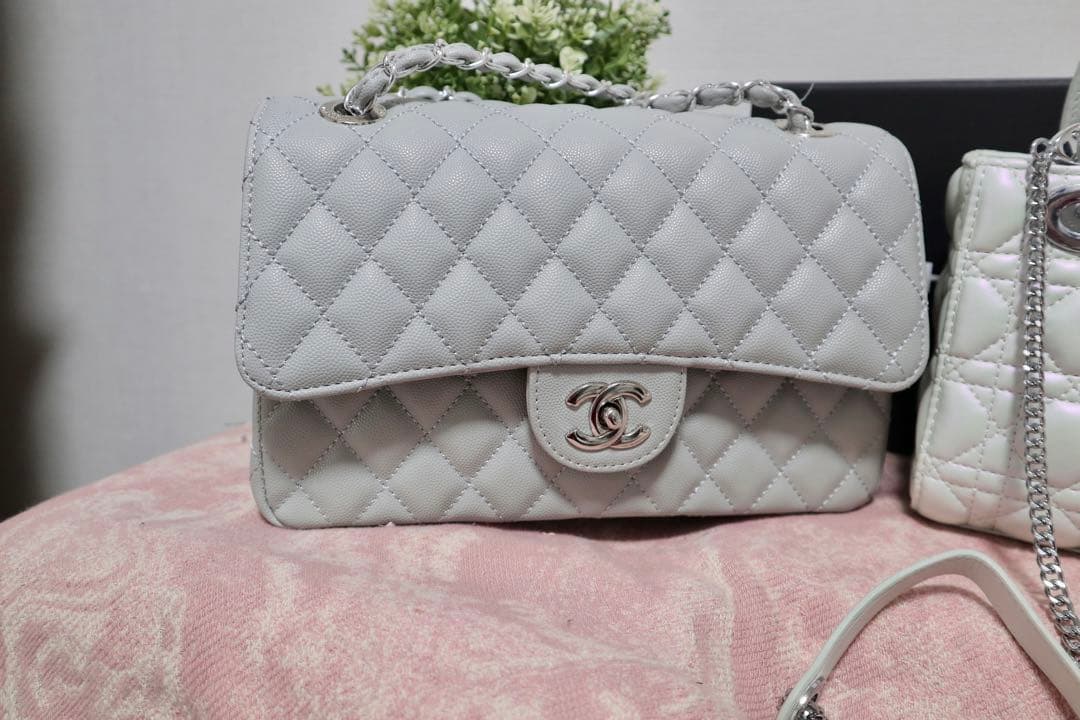 シャネル　キルティング ショルダーバッグ（グレー） ミニバッグ（プレゼント付き）