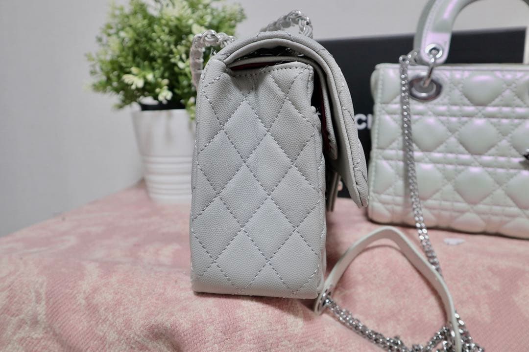 シャネル　キルティング ショルダーバッグ（グレー） ミニバッグ（プレゼント付き）