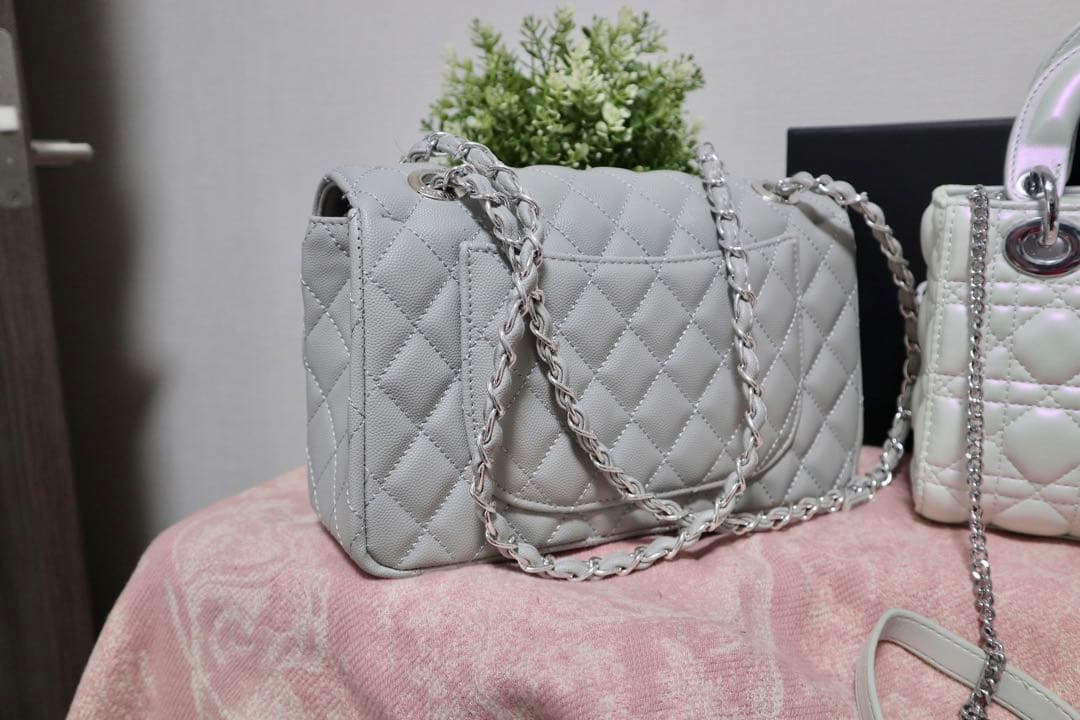 シャネル　キルティング ショルダーバッグ（グレー） ミニバッグ（プレゼント付き）
