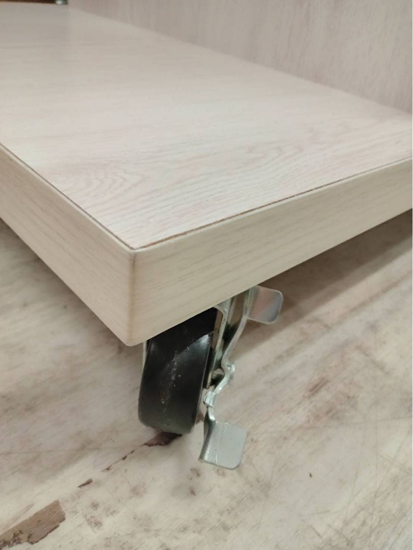 北九州市福岡市限定　ミラー付きキャビネット　衣類収納　キャスター付きで移動可能