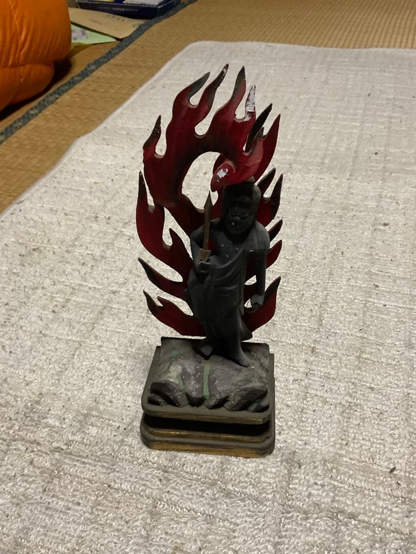 年代不明？／不動明王立像・木製。高さ／17センチ。【分離出来ます。年代物】。