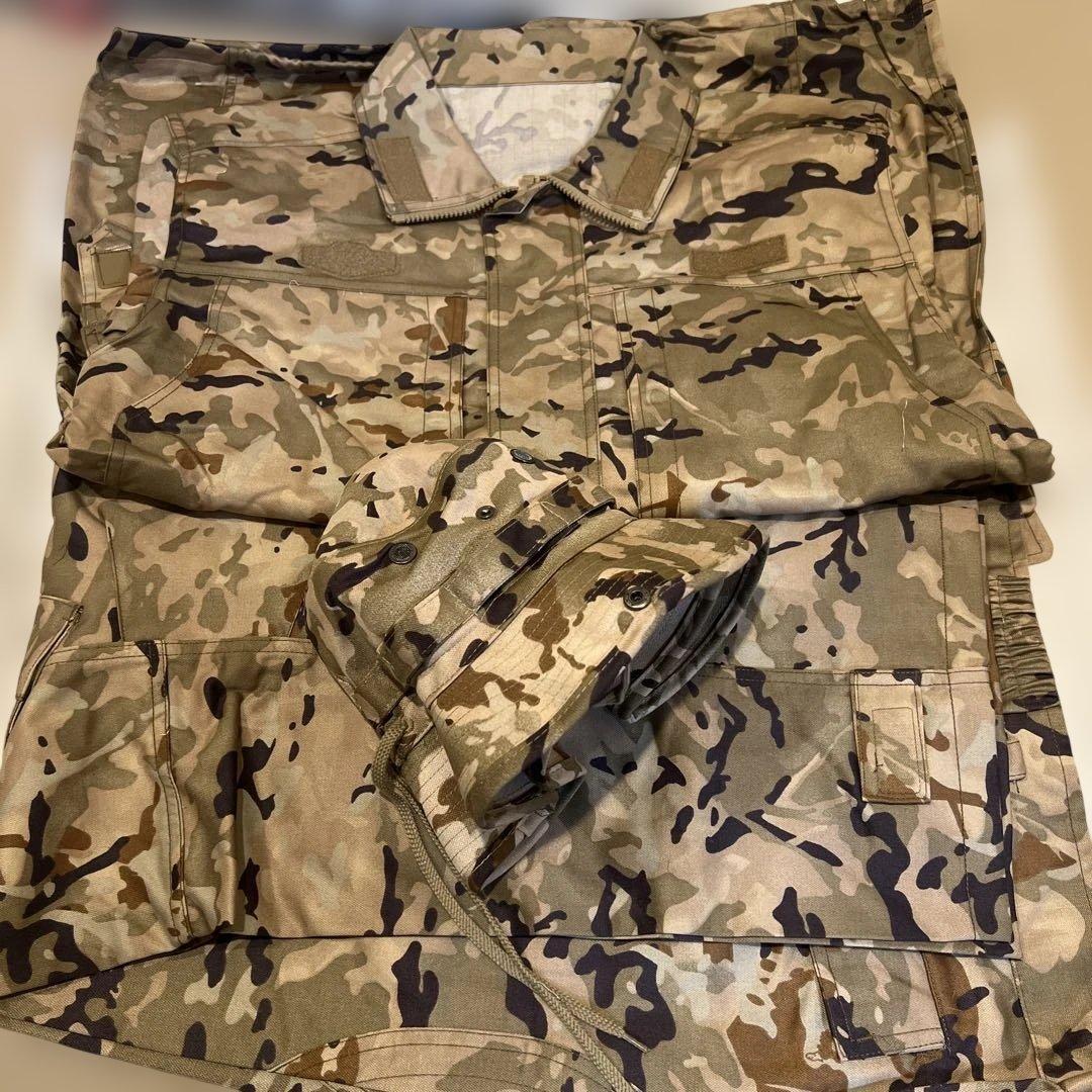 実物未使用 中国軍　人民武装警察現役冬用21式荒漠迷彩服戦闘服上下帽子