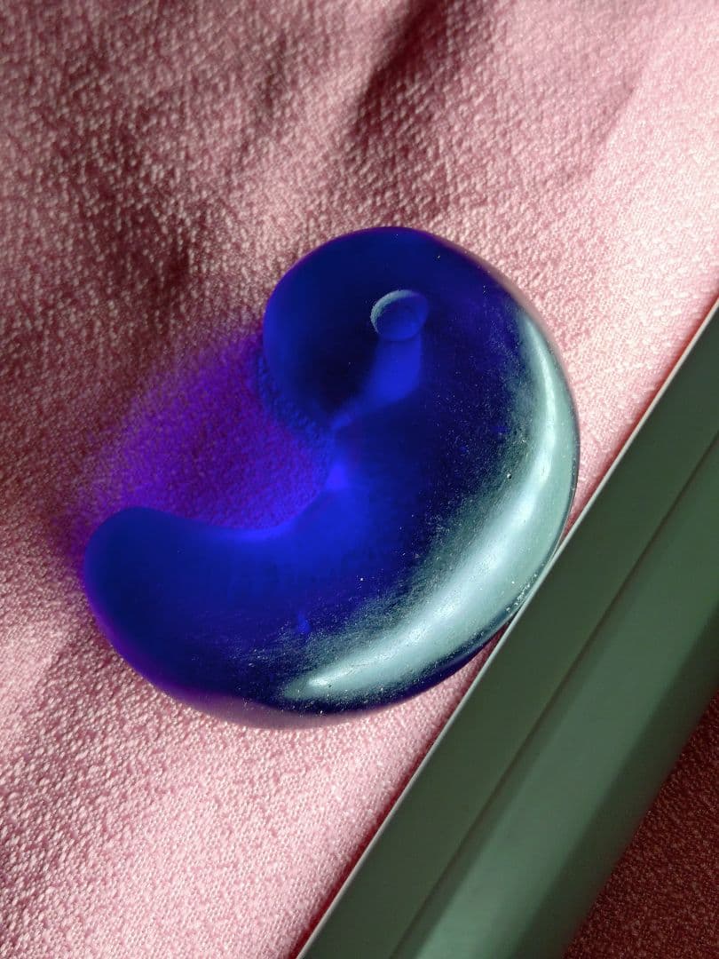 希少 古墳 勾玉 ブルー 瑠璃色 ガラス 素材 アンティーク 工芸 置物 根付