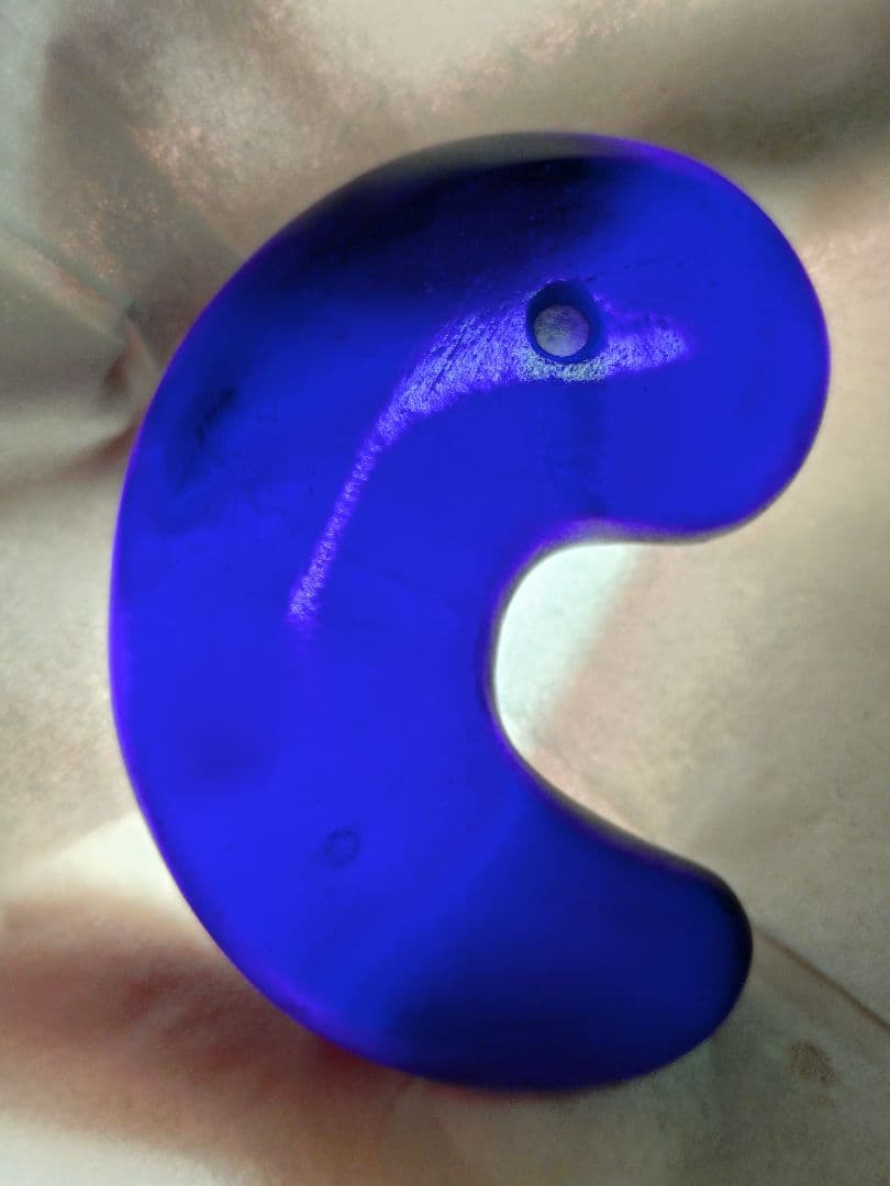 希少 古墳 勾玉 ブルー 瑠璃色 ガラス 素材 アンティーク 工芸 置物 根付