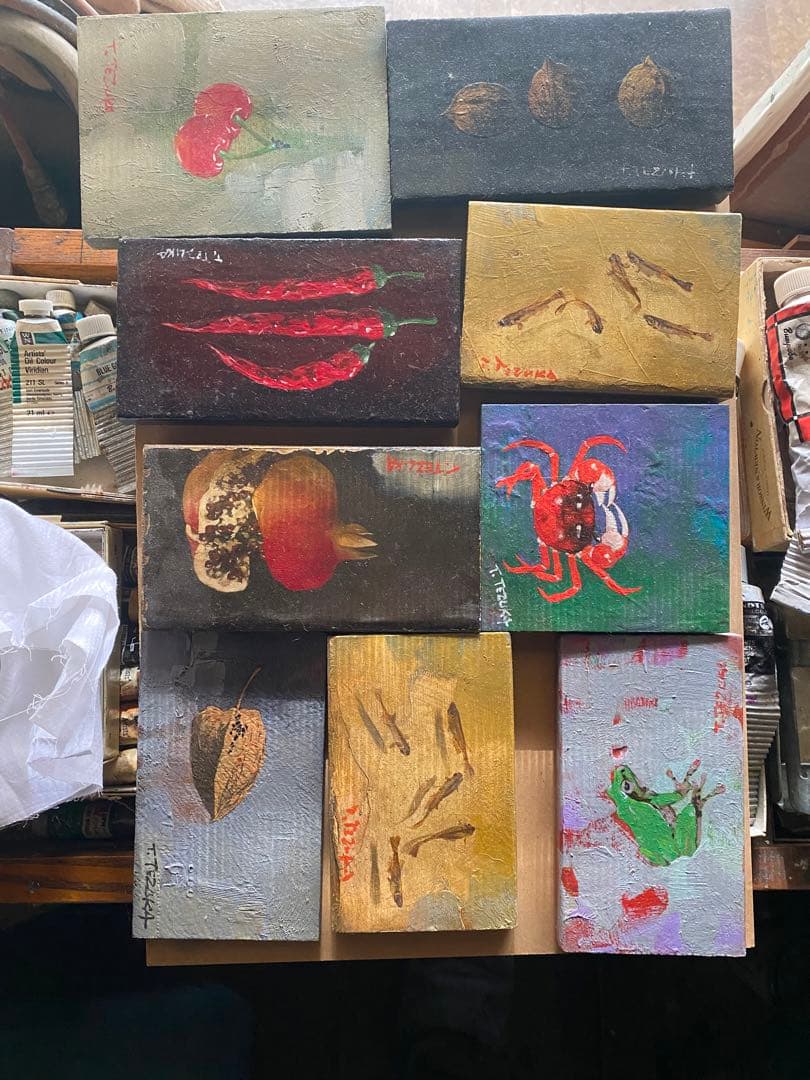 極小の油絵ミニアチュールサイズはタバコ2〜3個分全て額装しての販売です。