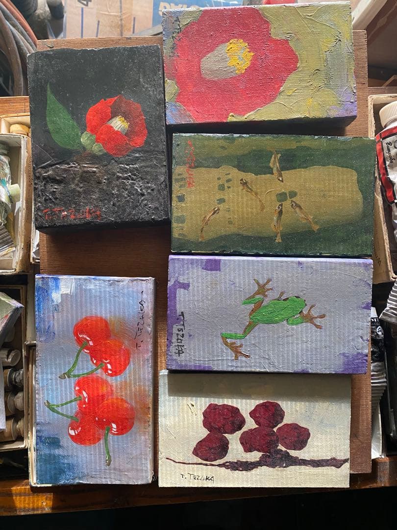 極小の油絵ミニアチュールサイズはタバコ2〜3個分全て額装しての販売です。