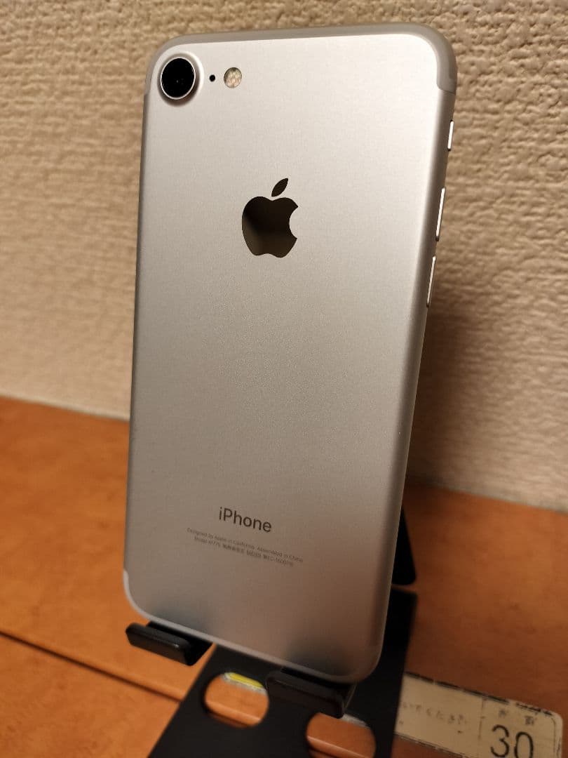 Apple iPhone 7 32GB バッテリー93%　simフリー