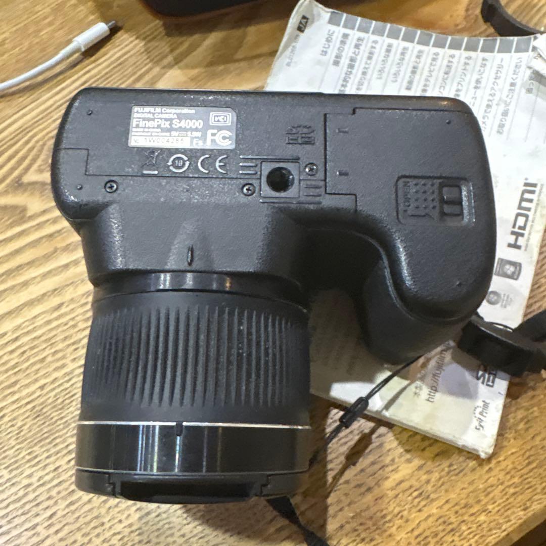 画像の製品は、富士フイルムのデジタルカメラFinePix S4000です。